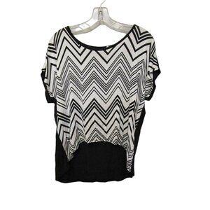 Bri's World Size Large Women’s Black & White Patterned Striped Shirt. #R–7.